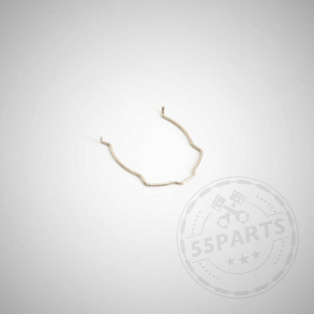 Der 55Parts Special C-Clip für Chargepipes, passend für N54-, N55- und S55-Motoren, ist ein kleiner, aus gebogenem Metalldraht gefertigter C-Clip auf weißem Hintergrund mit einem schwachen Wasserzeichen des 55Parts-Logos.