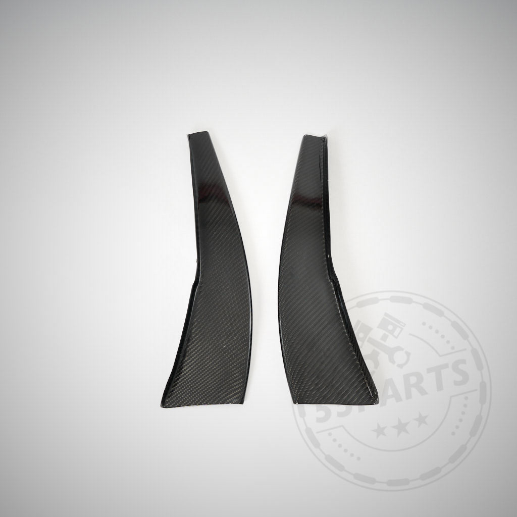 Zwei Echtcarbon-Canards passend für BMW E92 E90 M3, nebeneinander auf hellgrauem Hintergrund dargestellt, unterstreichen die beeindruckende Qualität.