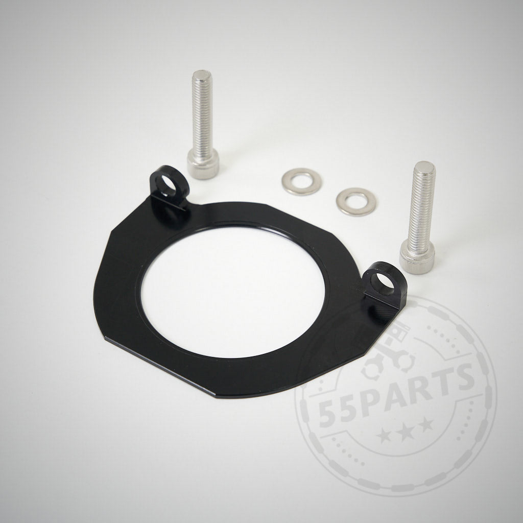 Exklusive schwarze Kurbelwellendichtplatte aus Metall mit zwei Schrauben und Unterlegscheiben, passend für alle BMW N54, N55, N52 und S55 Motoren. Abgebildet auf weißem Hintergrund mit dem 55Parts-Logo als Wasserzeichen.