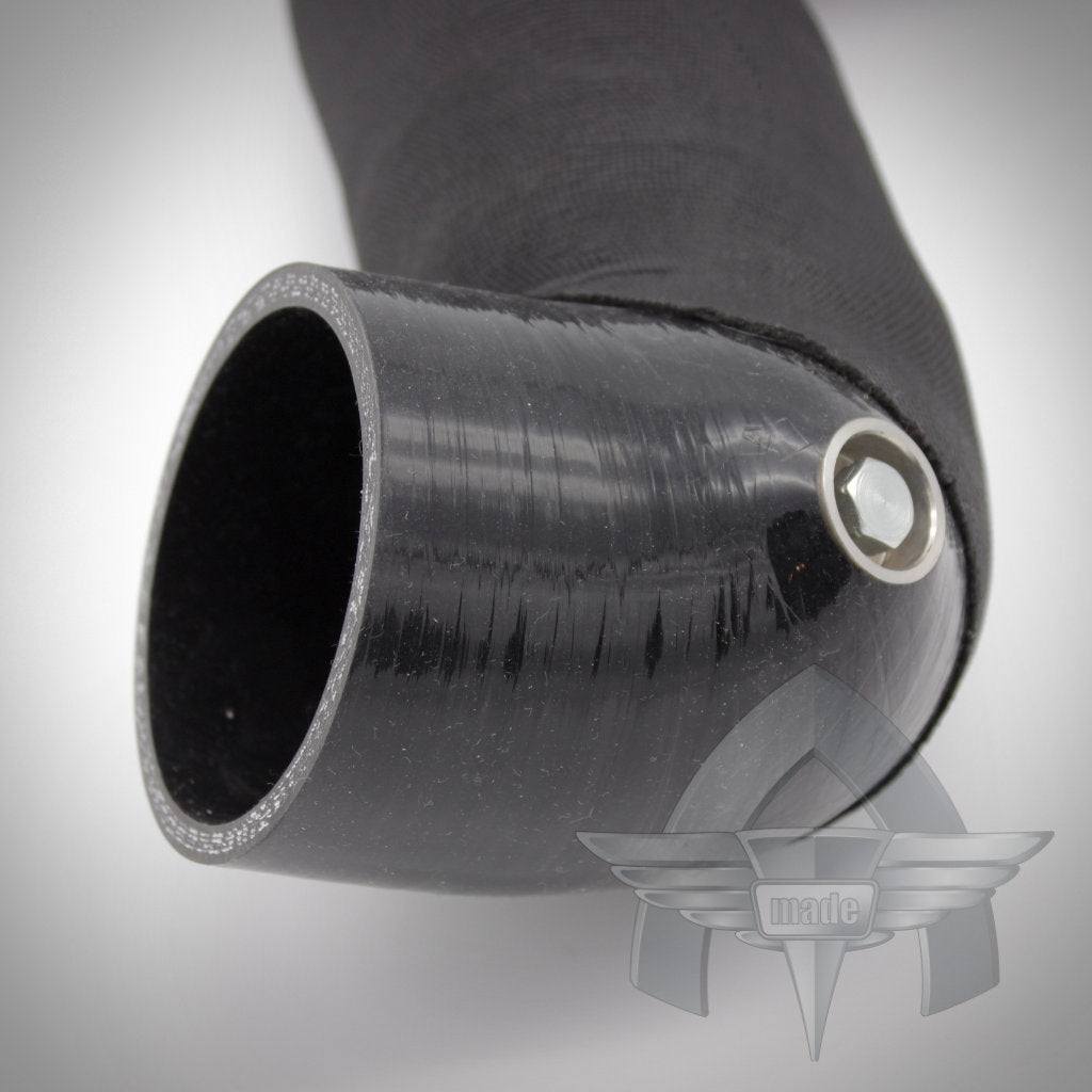 Nahaufnahme des ATmade 55Parts Exclusive: Benutzerdefiniertes Silikonschlauch-Kit Ladeluftverrohrung, bestehend aus einem schwarzen, gebogenen Autoschlauch mit Metallaufsatz und strukturierter Oberfläche.