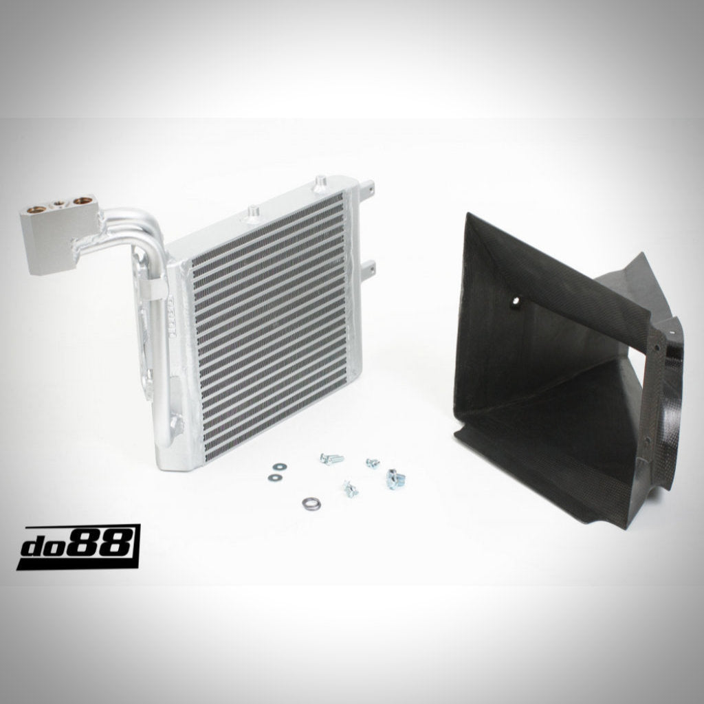 Der do88 DKG und Schaltgetriebe-Ölkühler Rennsport für den BMW E9x M3 S65 umfasst Armaturen, Schrauben und einen schwarzen Luftkanal – ideal zum Aufrüsten des Kühlsystems Ihres BMW oder zur Verbesserung der Rennstreckenleistung.
