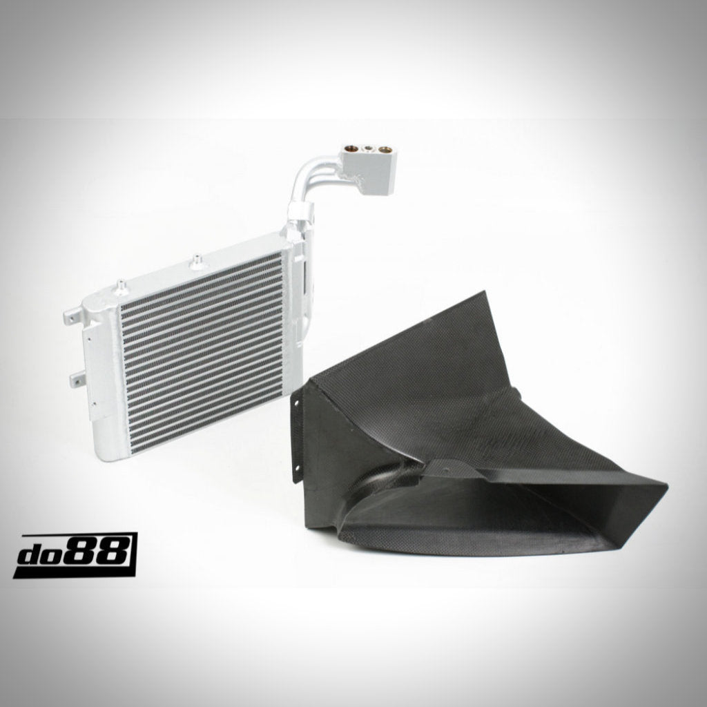 Der do88 DKG und Schaltgetriebe-Ölkühler Rennsport passend für BMW E9x M3 S65 verfügt über Rohrleitungen und einen schwarzen Luftkanal, der die Kühlung für den Einsatz auf der Rennstrecke verbessert; hier auf weißem Hintergrund dargestellt.