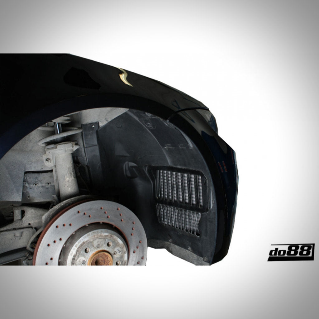 Der freiliegende vordere Radkasten des Autos gibt den Blick auf die Bremsscheibe und die belüfteten Teile frei und präsentiert den do88 DKG und Schaltgetriebe-Ölkühler Rennsport für den BMW E9x M3 S65 mit einem in der Ecke sichtbaren do88-Logo.