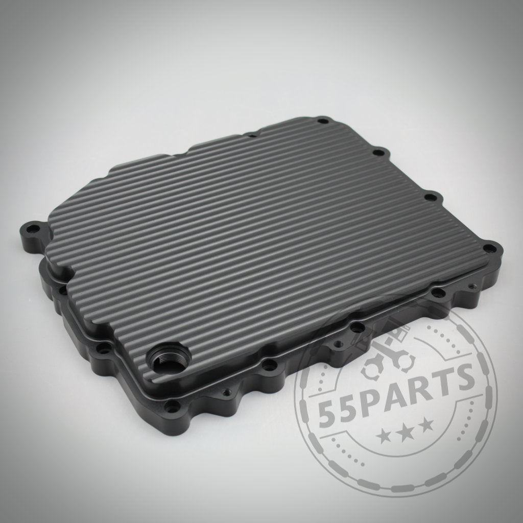 55Parts Exclusive: DKG GS7D36BG Aluminium Ölwanne passend für BMW 1/335i, M2(c), M3, M4, M5, M6 E- und F-Serie in schwarz geripptem Design mit mehreren Schraublöchern vor hellem Hintergrund und 55Parts-Logo.