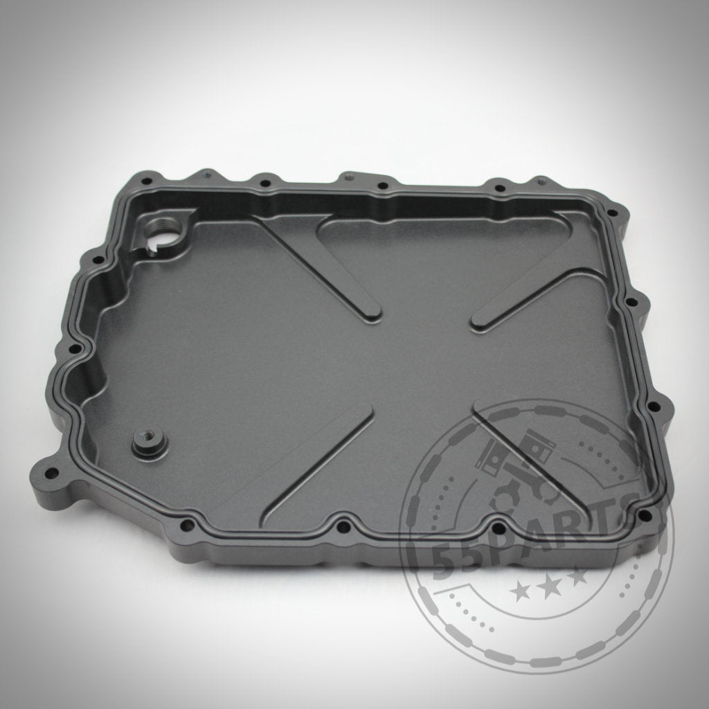 55Parts Exclusive DKG GS7D36BG Aluminium Ölwanne passend für BMW 1/335i, M2(c), M3, M4, M5, und M6 E-/F-Serie; schwarze rechteckige Ölwanne mit Rillen auf weißem Hintergrund.