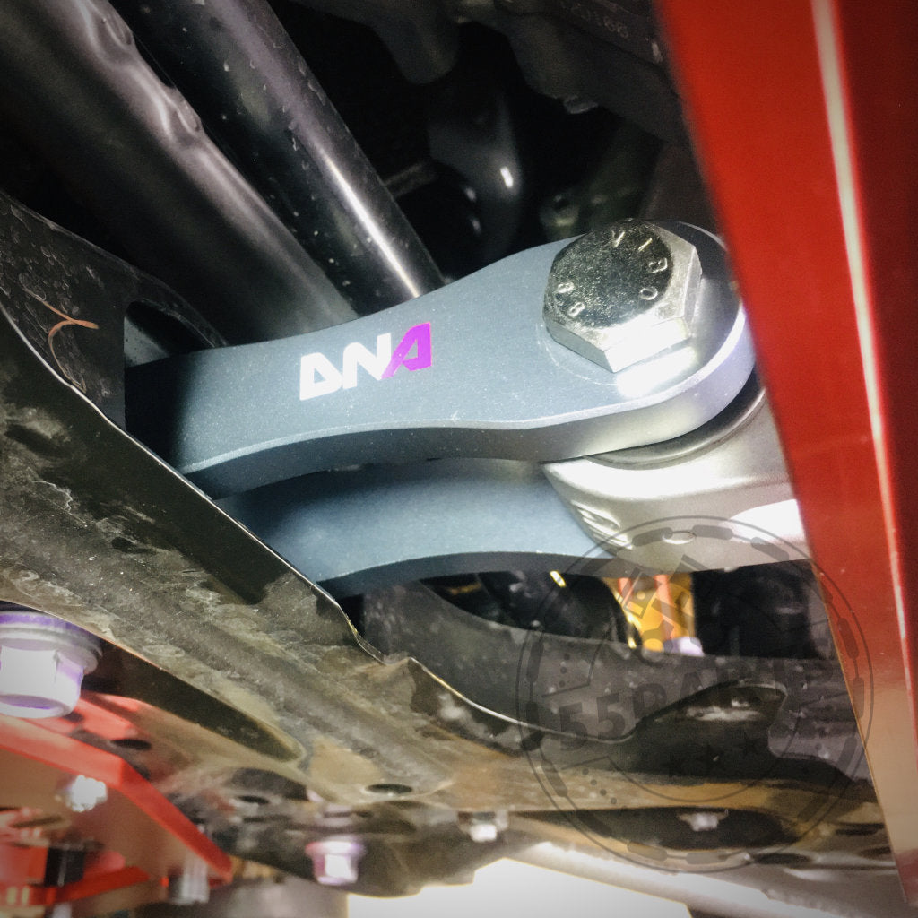 Nahaufnahme des DNA Racing Upgrade Drehmoment Stütze-Motorlagers, montiert unter dem Chassis des Toyota Yaris GR – perfekt für Tuning-Shops, die den Fahrspaß steigern möchten.