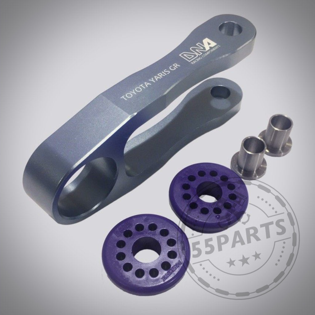 Das DNA Racing Upgrade Drehmoment Stütze Motorlager für den Toyota Yaris GR umfasst eine Metallhalterung, zwei violette Buchsen und zwei Abstandshalter – ideal für Tuning-Werkstätten oder alle, die ihren Fahrspaß steigern möchten.