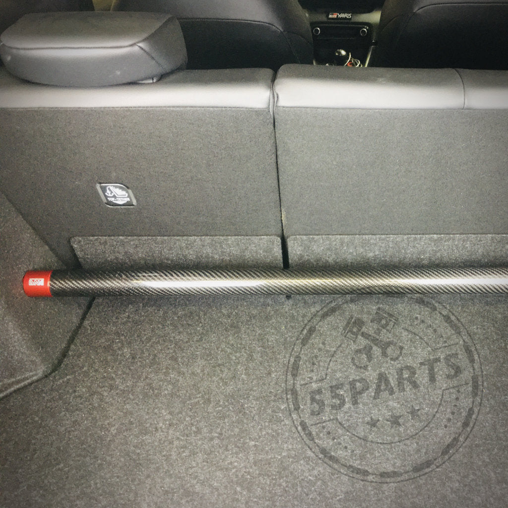 Die DNA Racing Carbon Domstrebe hinten für Toyota Yaris GR, mit SSPARTS Logo auf dem Teppich, ist perfekt für Fahrspaß- und Tuning-Shop-Fans.