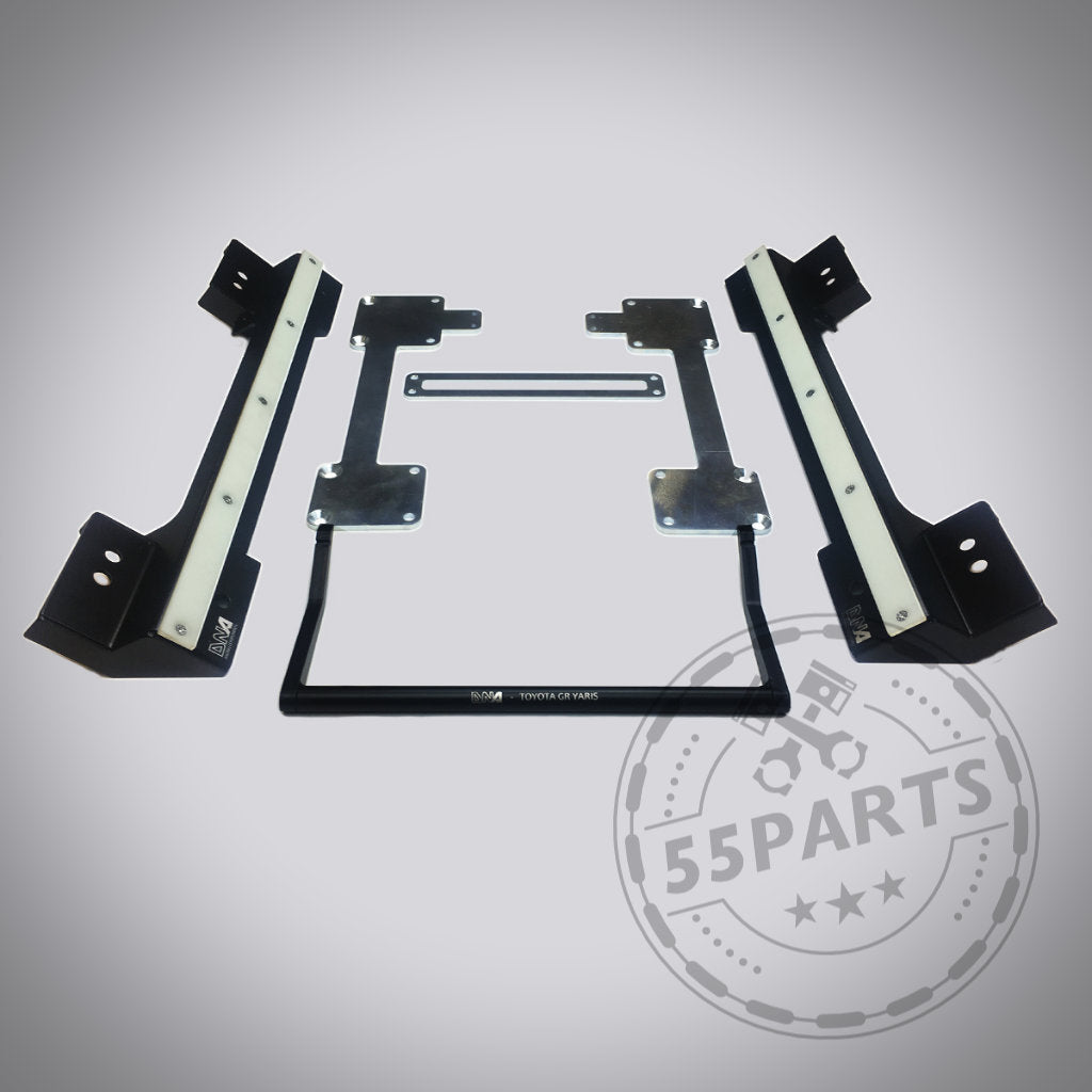 Das Bild zeigt zwei schwarze Metallhalterungen und einen rechteckigen Rahmen Special: DNA Sitztieferlegung, entwickelt, um den Originalsitz in Ihrem Toyota Yaris GR für eine verbesserte Sitzposition abzusenken oder Schalensitze einzubauen.
