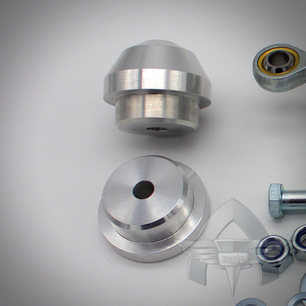 Zwei bearbeitete Metallkomponenten und Hardware, Teil des 55Parts Exclusive: ATmade Diff-Lockdown 2.0 von ATmade, sind auf einem schlichten weißen Hintergrund angeordnet.