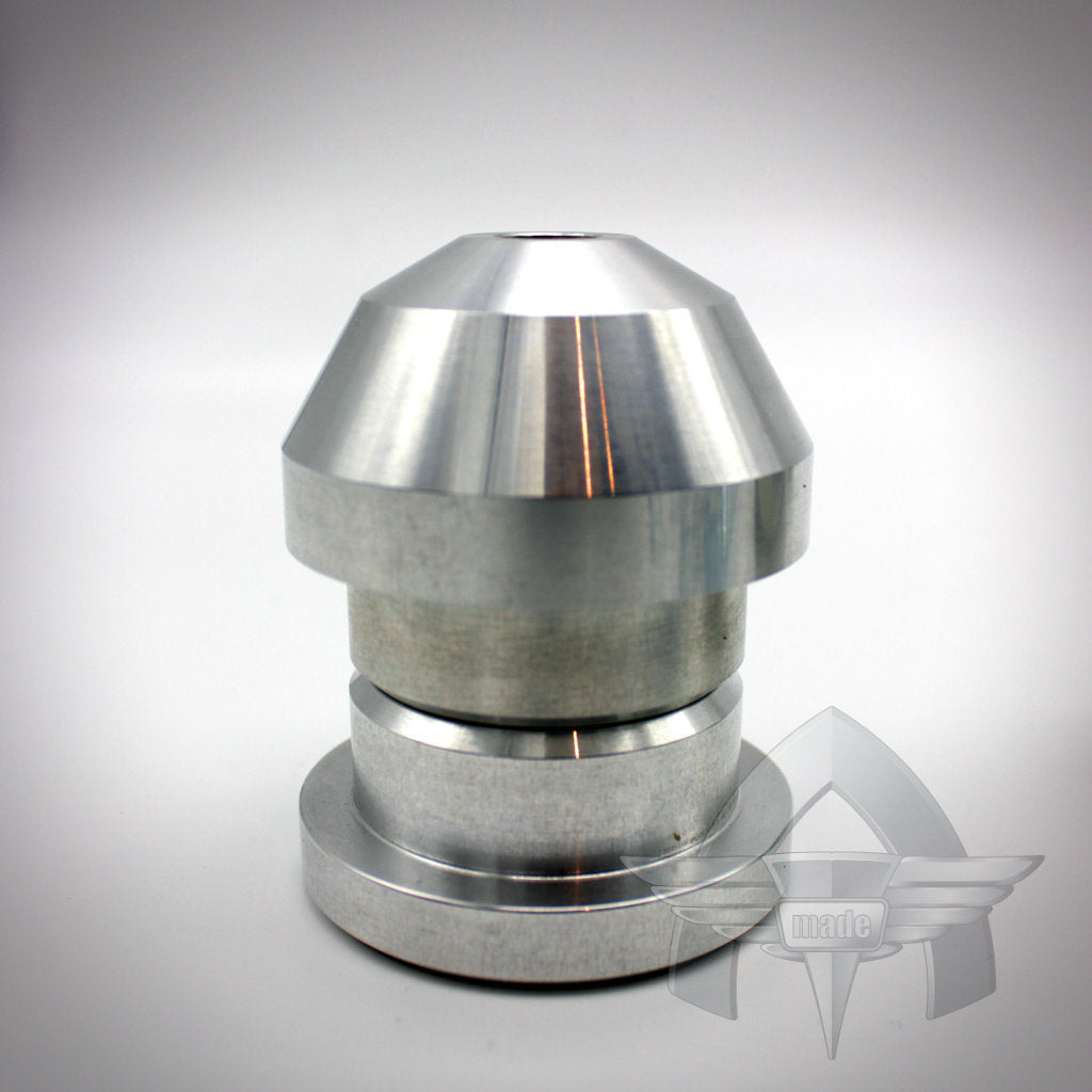 ATmades 55Parts-Exklusivangebot: Diff-Lockdown 2.0, eine glänzende, bearbeitete Metallkomponente mit konischer Oberseite und zylindrischer Basis, verfügt über das Airflow-Upgrade und wird auf einem weißen Hintergrund angezeigt.