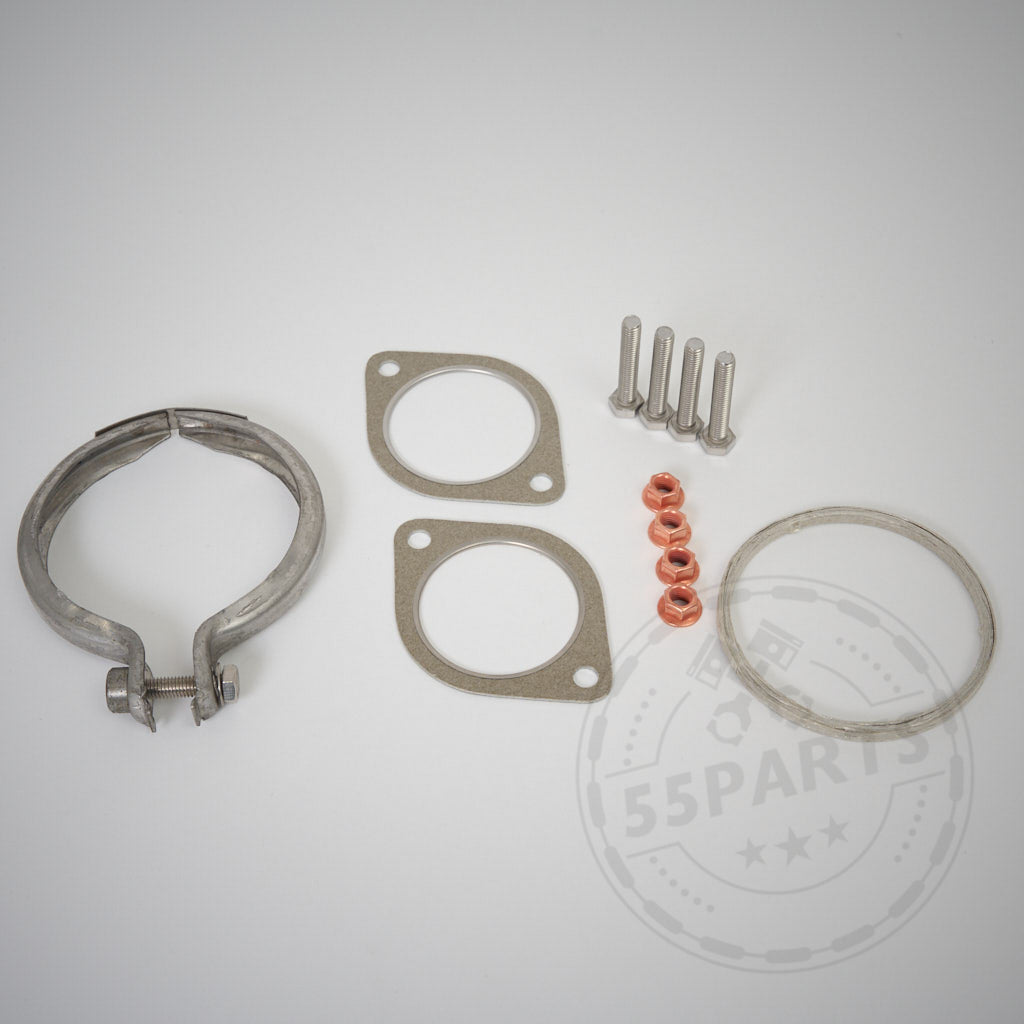 Das 55Parts Einbauset Downpipe passend für BMW 135i, 335i(x) N55 E-Serie wird mit einer Metallklemme, Dichtungen, Schrauben, Unterlegscheiben und einem Ring auf einer weißen Oberfläche geliefert.
