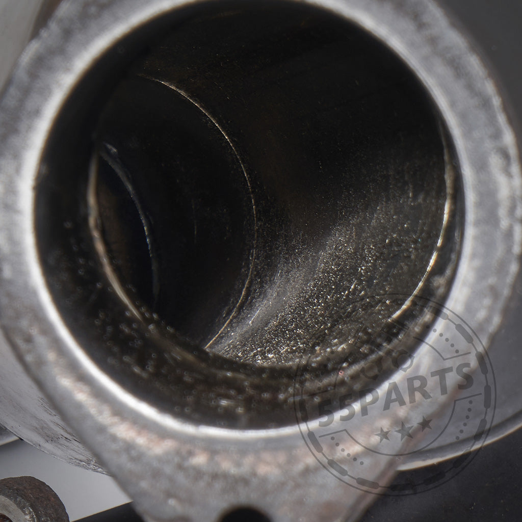 Nahaufnahme der umgebauten OEM-Downpipes passend für BMW 135i, 1er M Coupé und 335i N54, die ihre strukturierte Innenseite für einen optimierten Durchfluss in einem FBO-Setup hervorhebt.