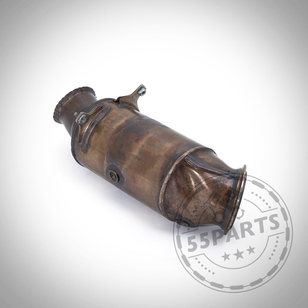 Die 55Parts OEM Downpipe mit 300 Zeller, passend für BMW x35i N55 E+F Serie EWG und PWG, ist mit sichtbaren Schweißnähten auf weißem Hintergrund abgebildet.