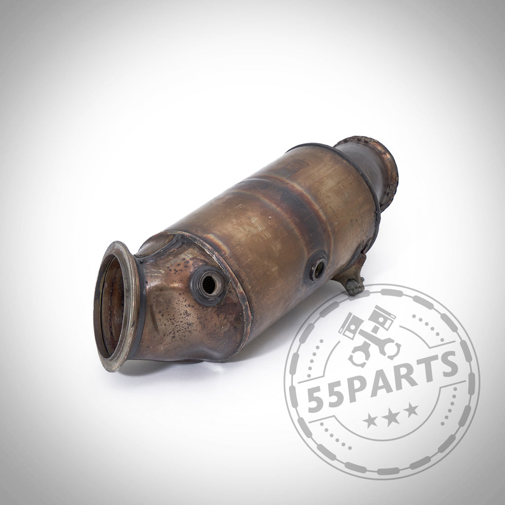 Eine gebrauchte OEM-Downpipe mit 300 Zeller, kompatibel mit dem BMW x35i N55 E+F Series (EWG & PWG),. Verfügt über zwei Öffnungen und ist auf weißem Hintergrund mit einem 55Parts-Wasserzeichen abgebildet; ideal für die Integration in ein Downpipe-System.