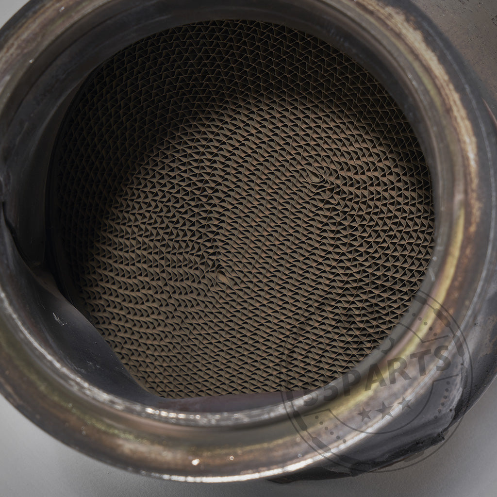 Nahaufnahme eines gebrauchten Katalysators mit sichtbarer Wabenstruktur, wie er in Turbomotoren mit der 55Parts OEM Downpipe mit 300 Zeller passend für BMW x35i N55 E+F Serie EWG und PWG zu sehen ist.
