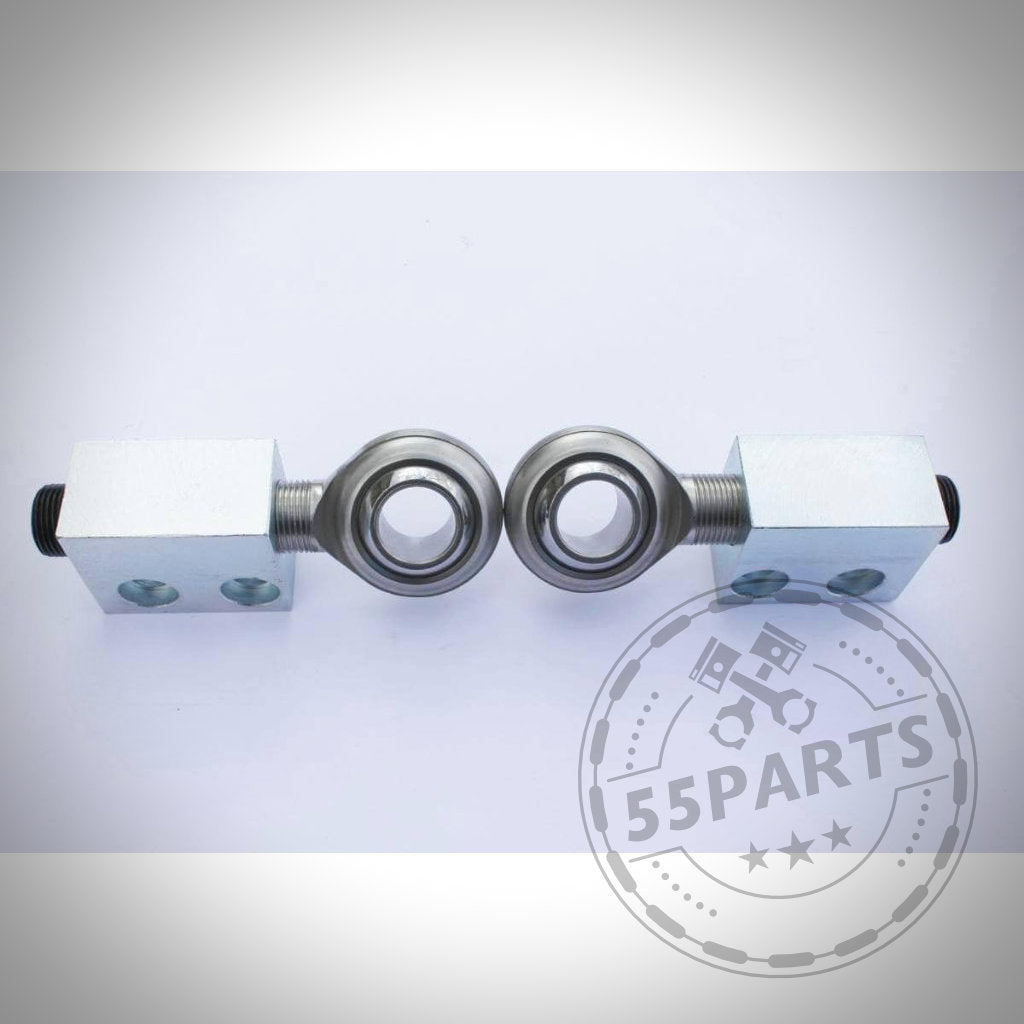 Der exklusive Sturz-Einstellblock Uniball für den BMW 3er E30 und E36 verfügt über zwei Metallstangenenden, die durch quadratische Aluminiumblöcke verbunden sind. In der Ecke befindet sich ein dezentes 55Parts-Logo-Wasserzeichen.