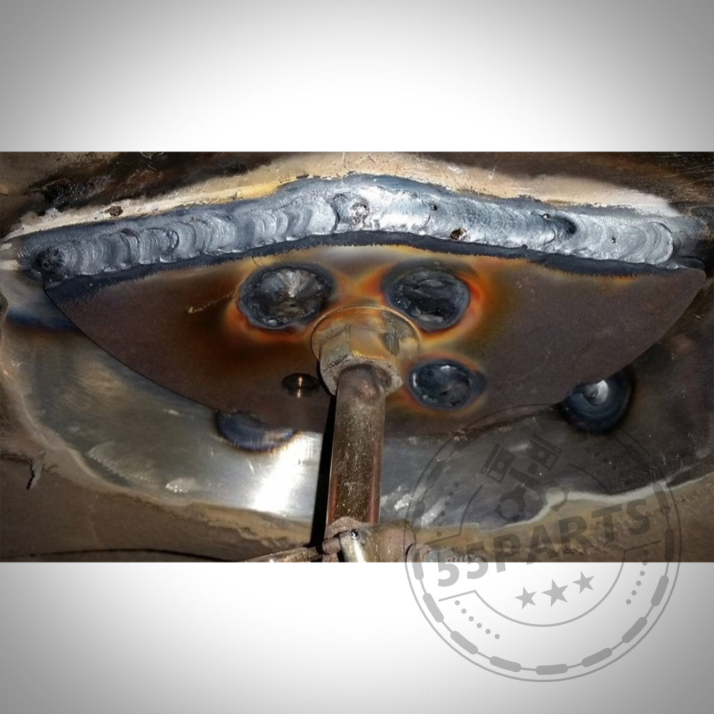 Eine Nahaufnahme einer auf eine Oberfläche geschweißten Metallplatte mit sichtbaren Schweißperlen und Brandflecken – Teil der 55Parts Verstärkungsbleche Hinterachse passend für BMW 3er E36.