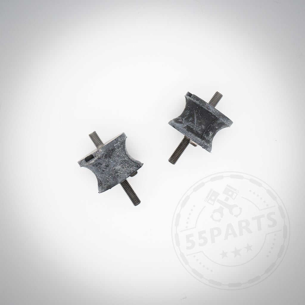 Zwei schwarze Gummibuchsen mit Metallbolzen für E46 M3 (Upgrade) Getriebelager, passend für BMW 135i, 1er M Coupé, 335i N54, N55 E- & F-Serie, auf weißem Hintergrund mit schwachem Wasserzeichen; ideal für knackigere Schaltvorgänge.