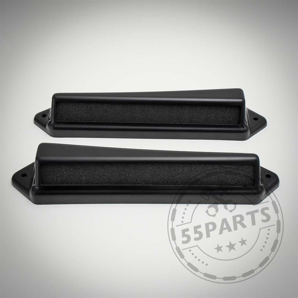 Zwei schwarze, rechteckige Fahrzeugteile mit Schaumstoffeinlagen der Marke Bannik Engineering sind auf einer hellen Oberfläche mit einem 55Parts-Wasserzeichen abgebildet. Es handelt sich um 55Parts Exclusive Mikrofilter Delete Gehäuse für die BMW E8x und E9x 1er und 3er Reihe.