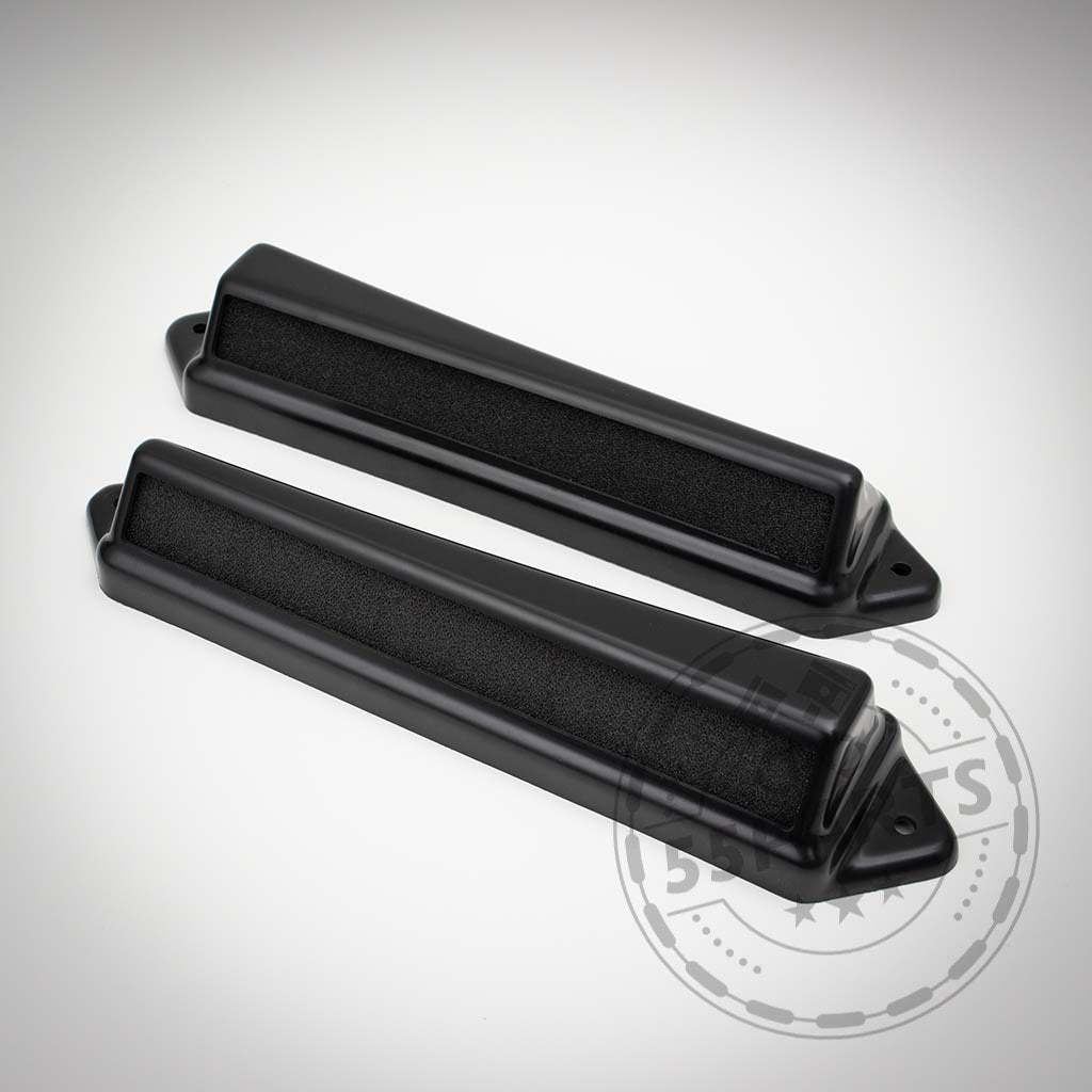 Abgebildet sind zwei schwarze rechteckige Kunststoffstäbe mit abgewinkelten Seiten und Befestigungslöchern. Das 55Parts Exclusive Bannik Engineering Mikrofilter Delete Gehäuse passt passend für BMW E8x, E9x 1er und 3er Modelle und ist ideal für N54/55-Anwendungen.