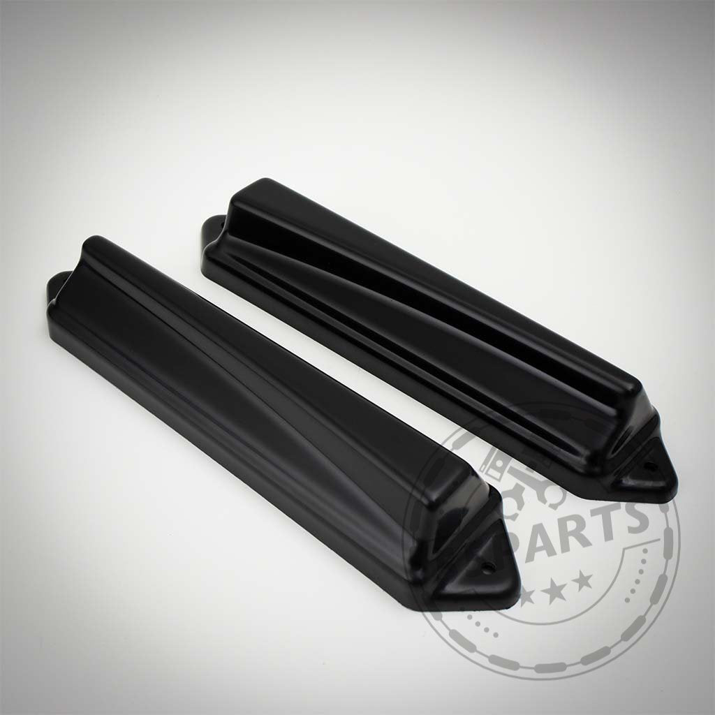 Zwei rechteckige schwarze Kunststoffabdeckungen mit abgewinkelten Kanten, das 55Parts Exclusive Bannik Engineering Mikrofilter Delete Gehäuse passend für BMW E8x/E9x 1er und 3er, abgebildet auf hellem Hintergrund.