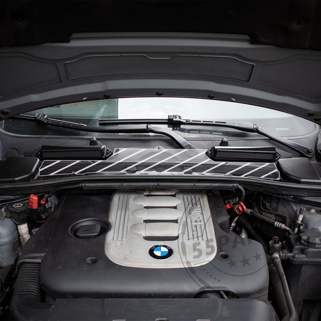 BMW-Motorraum mit Komponenten unter der Motorhaube und einem Bannik Engineering Mikrofilter Delete Gehäuse, exklusiv, entwickelt für die Modelle der 1er- und 3er-Reihe BMW E8x/E9x.