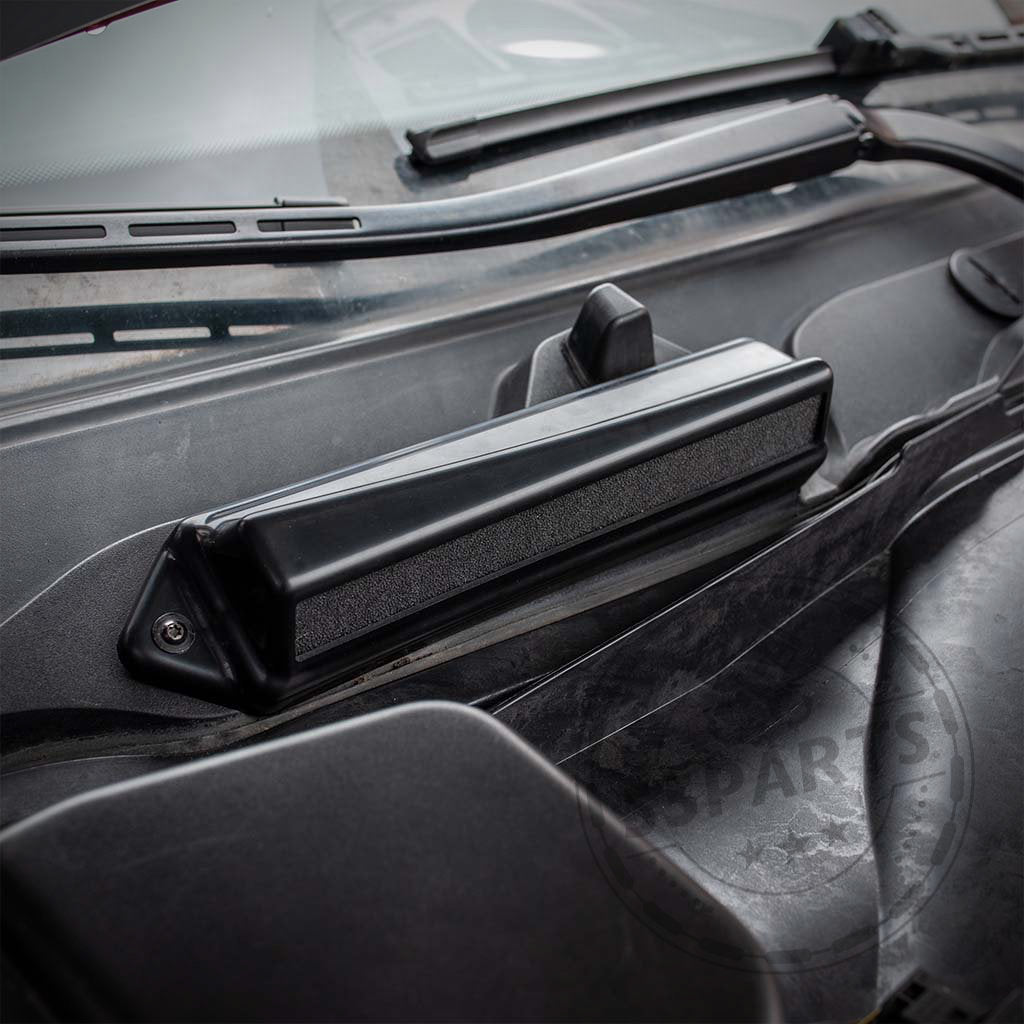 Nahaufnahme eines exklusiven Mikrofilter-Löschgehäuses von Bannik Engineering 55Parts passend für BMW E8x/E9x 1er und 3er an einem Fahrzeug, durch die Windschutzscheibe gesehen.