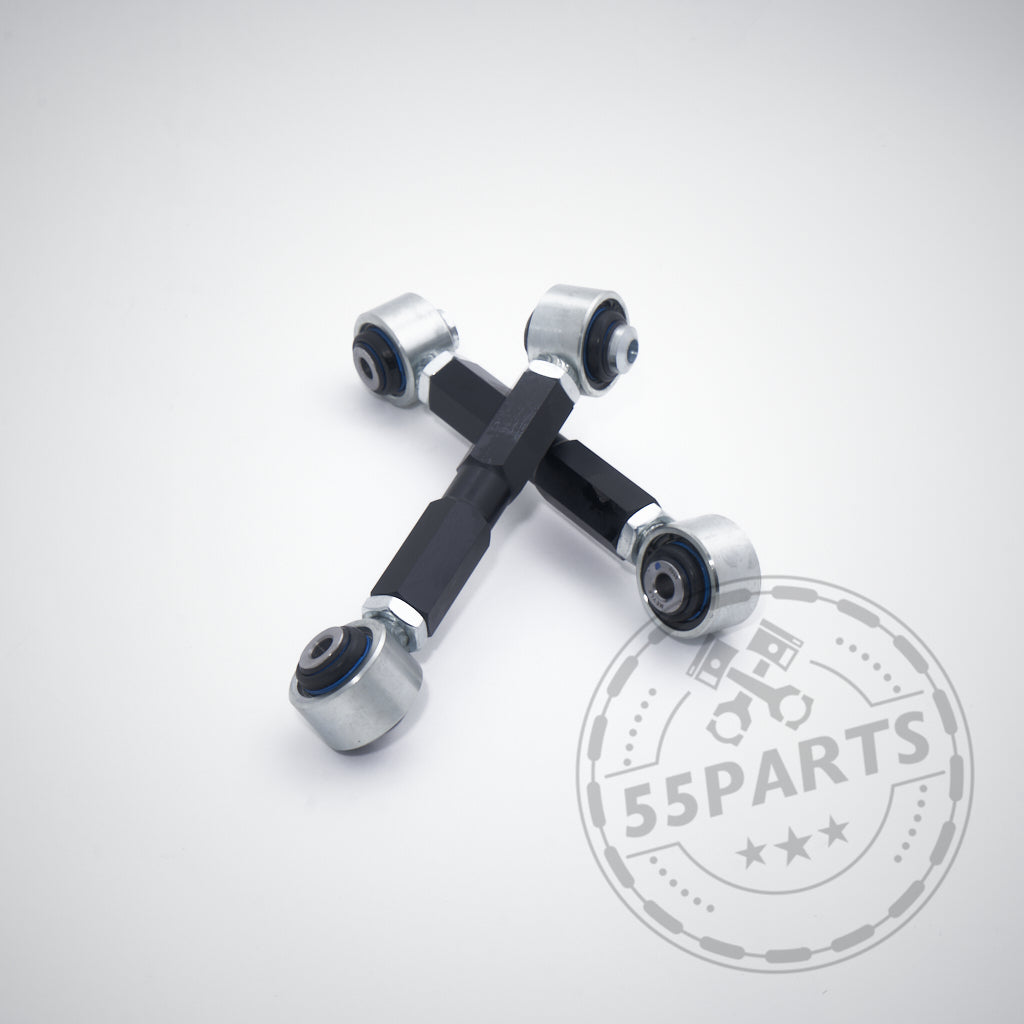 Zwei schwarz-silberne 55Parts Exclusive Uniball Lenker Set Hinterachsenteile passend für BMW 1er E8x, 1er M Coupé und 3er M3 E9x, gekreuzt auf weißem Hintergrund mit einem 55Parts-Logo-Stempel.