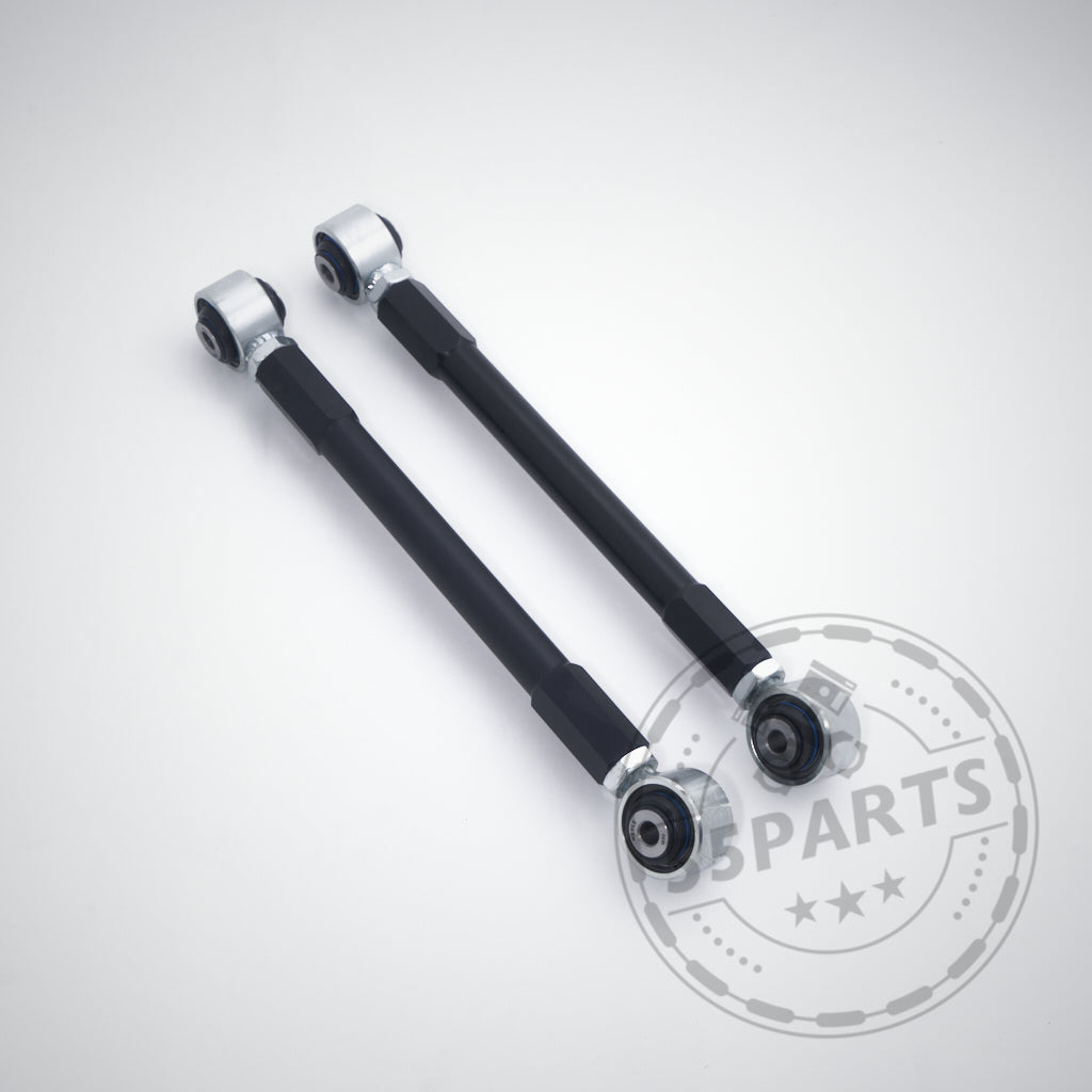 Zwei schwarze 55Parts Uniball Spurlenker Hinterachse passend für BMW 1er E8x, 1er M Coupe & 3er (M3) E9x – mit Metallenden – sind diagonal auf hellgrauem Hintergrund dargestellt, ideal für Fahrwerks-Upgrades und Fahrzeugmodifikationen.