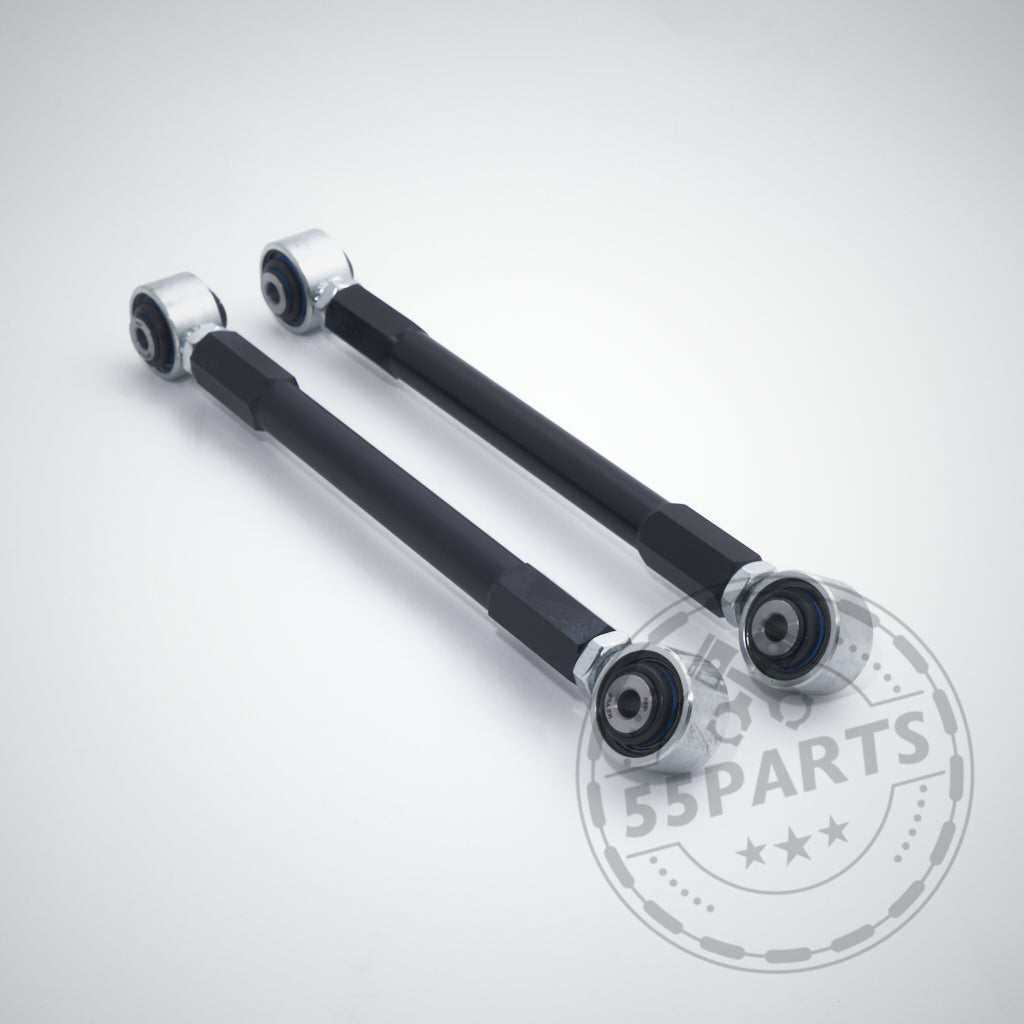 Zwei schwarze, einstellbare Uniball-Querlenker für die Hinterachse passend für BMW 1er E8x, 1er M Coupé und 3er (M3) E9x, abgebildet auf hellem Hintergrund mit dem 55Parts-Logo.