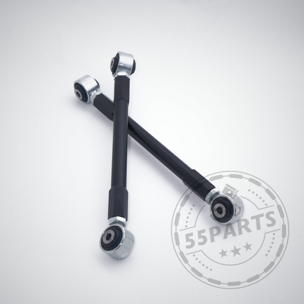 Zwei schwarze 55Parts Exclusive Uniball Spurlenker-Hinterradaufhängungsarme passend für BMW 1er E8x, 1er M Coupé und 3er (M3) E9x, gekreuzt auf weißem Hintergrund mit einem „55Parts“-Wasserzeichen – perfekt für Fahrwerk- und Fahrzeugmodifikationen.