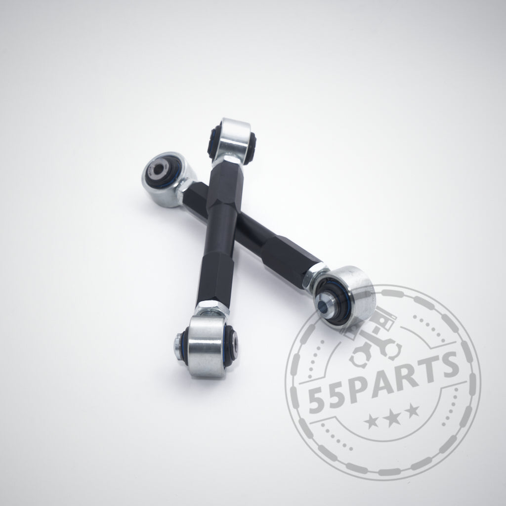 Zwei 55Parts Uniball Sturzlenker Hinterachsenglieder, gekreuzt auf weißem Hintergrund mit einem schwachen Fahrwerk-Logo-Wasserzeichen; passend für BMW 1er E8x, 1er M Coupé und 3er (M3) E9x.