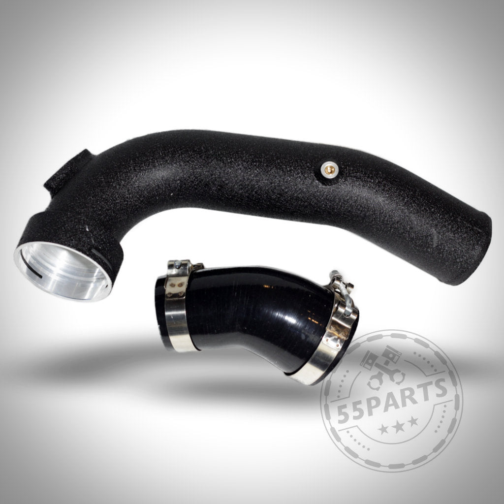 Aluminium Chargepipe passend für BMW 135i, 335i(x) N55 E-Serie INKLUSIVE GUTACHTEN mit Silikonschlauch und Schellen, Full Bolt On Design, präsentiert auf hellem Hintergrund mit 55Parts Logo.