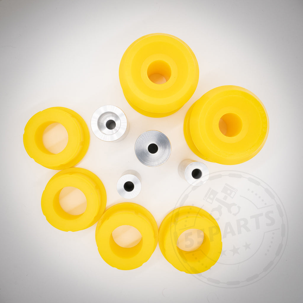 Gelbe PU Polyurethan Tonnenlagerbuchsen und silberne Metallteile für Hinterachslager, kompatibel mit BMW 1er (E8x, F2x), 2er (F2x), 3er (E9x, F3x), 4er (F3x);. Angeordnet auf weißer Fläche, Draufsicht.