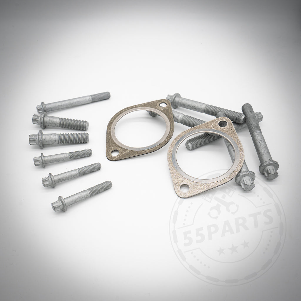 Zwei Metalldichtungen und acht Schrauben aus dem 55Parts Einbauset Schwungrad/Kupplung passend für BMW 135i, 1er M Coupé, 335i(x) N54 sind auf einer weißen Fläche mit einem schwachen EMS-Logo in der Ecke angeordnet.