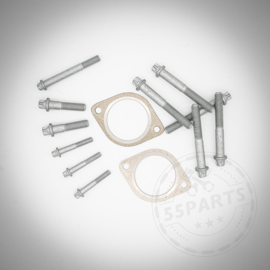 Ein Einbauset Schwungrad/Kupplung passend für BMW 135i, 1er M Coupe, 335i(x) N54, inklusive silbernen Schrauben und zwei runden Dichtungen, dargestellt auf weißem Hintergrund mit einem schwachen 55Parts-Wasserzeichen.