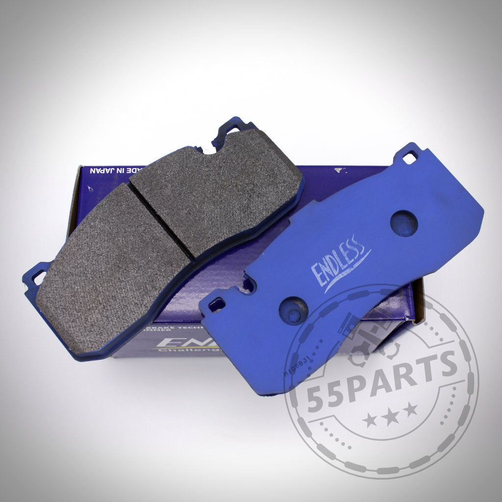 Zwei blaue Endless Bremsbeläge für 6-Kolben BMW Performance Sattel-Pads, abgebildet auf einer lila Box mit einem 55Parts-Stempel – ideal für BMW 135i E82/E88-Fans.