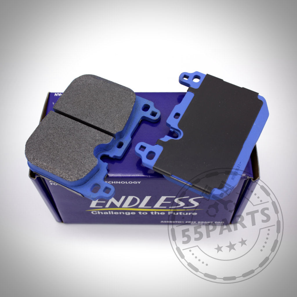 Zwei blaue Endless Bremsbeläge befinden sich in einer blauen Endless-Box, die mit dem 55Parts-Logo versehen ist. Entwickelt passend für BMW M135i/40i, M235i/40i, 335i/40i, 435i/40i, M2, M3 & M4 (F-Serie); ideal für die Rennstrecke.
