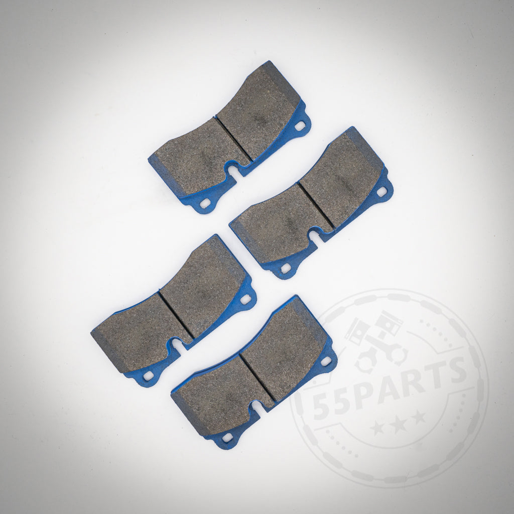 Vier Endless Bremsbeläge für 4-Kolben BMW (Performance) Sattel passend für BMW M2C Hinterachse (Große Bremse) sind auf einem weißen Hintergrund mit einem schwachen 55Parts-Wasserzeichen angeordnet.