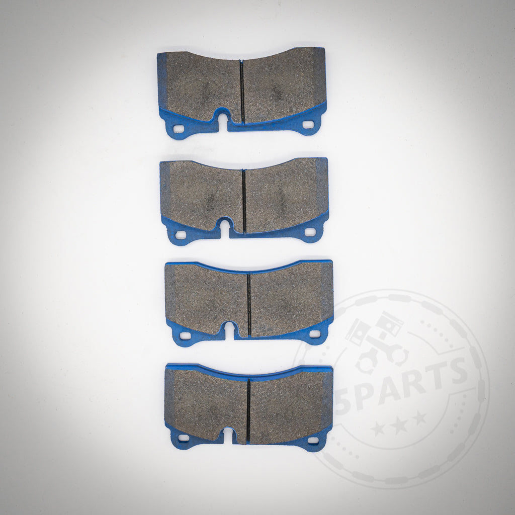 Vier Endless Bremsbeläge für 4-Kolben BMW Performance Sattel, passend für BMW M2C Hinterachse (Große Bremse), sind vertikal auf hellgrauem Hintergrund angeordnet und unterstreichen ihre überlegene Bremsleistung.