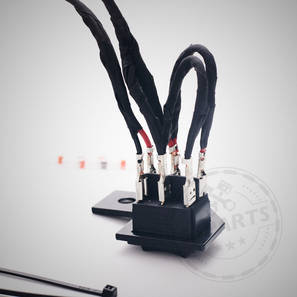 Nahaufnahme eines 55Parts exklusiven Erweiterungskits für Stahl Seitenadapter mit Recaro Pole Position, verwendet mit elektronischen BMW Laufschienen – unerlässlich für Hardware-Modifikationen in spurtauglichen Fahrzeugen.