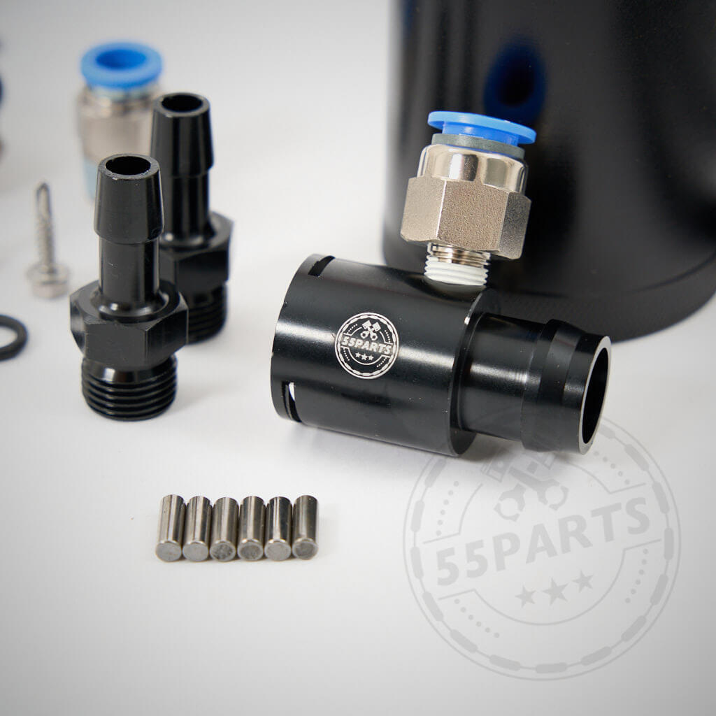 Schwarze und silberne mechanische Teile, Anschlüsse und Schrauben mit dem 55Parts-Logo auf einer weißen Oberfläche, mit Komponenten aus dem 55Parts Exclusive Externes PCV-System „Leerlaufseite“ passend für BMW 135i, 1er M Coupé und 335i(x) N54.