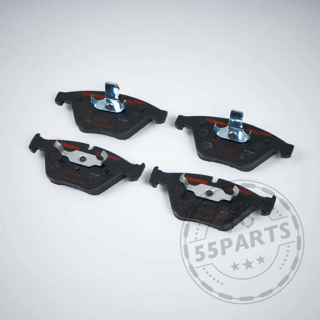 Vier schwarze Ferodo Bremsbeläge für die Hinterachse, passend für BMW 3er E9x 335i, 1er M Coupé und M3 E9x Modelle, mit abgebildeten Metallclips auf weißem Untergrund – ideal für den Rennstreckeneinsatz.