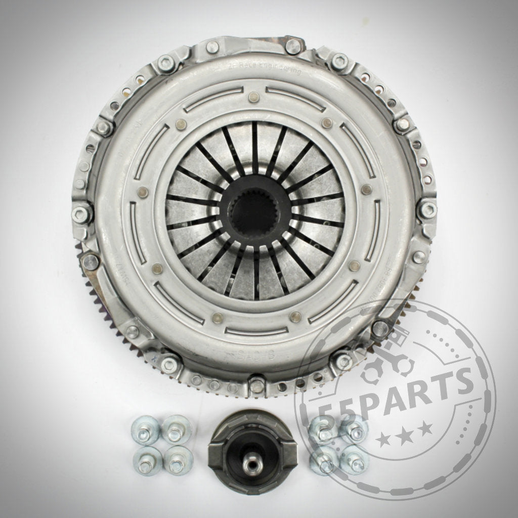 Die 55Parts Exklusive Zweischeibenkupplung inkl. EMS passend für BMW 135i, 335i(x) N54, mit Druckplatte, Ausrücklager, Schrauben und Schwungrad, wird auf hellem Hintergrund angezeigt.