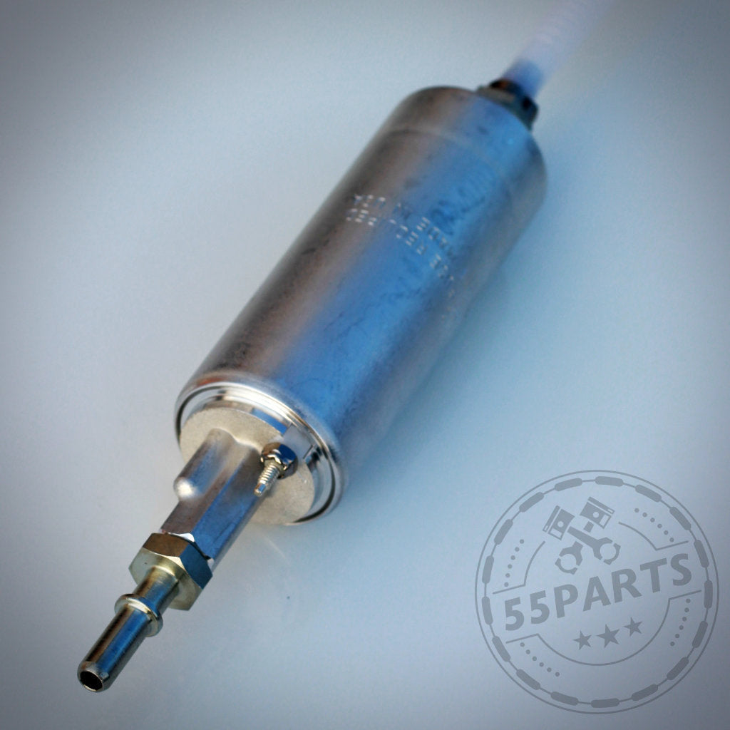 Walbro Stage 1 LPFP Benzinpumpenkit (GSL392 Inline) passend für BMW 135i, 1er M Coupé und 335i(x) N54/N55 E-Serie, abgebildet mit Schlauchanschluss auf heller Oberfläche und 55Parts-Logo.