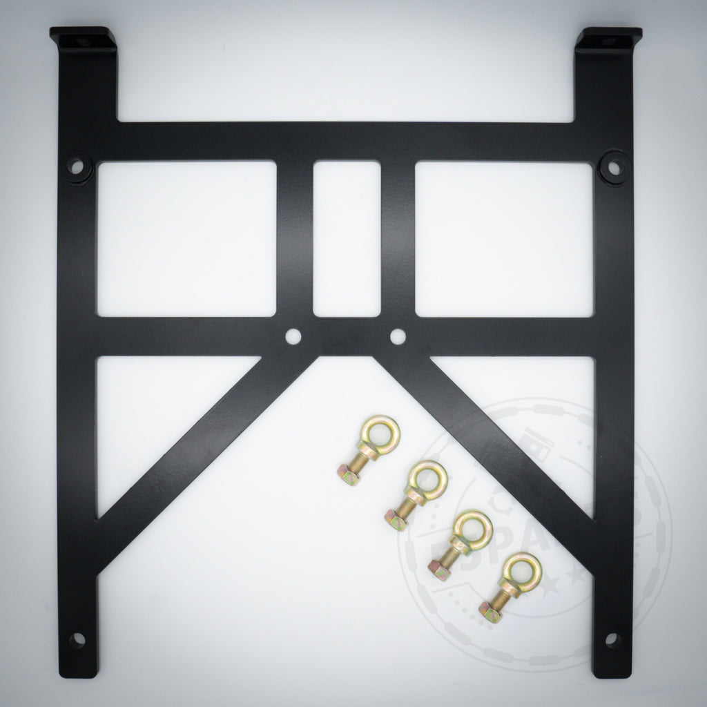 Exklusiver schwarzer Metall-Gurtadapter für 6-Punkt-Gurte, kompatibel mit Renngurten der BMW E- und F-Serie, mit vier goldenen Ringschrauben und Muttern; perfekt für Recaro Pole Position-Sitze. Abbildung auf weißem Hintergrund.