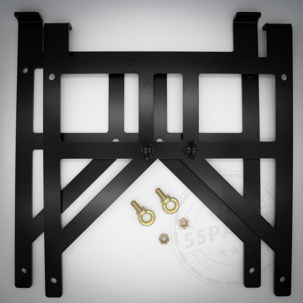 Exklusiv bei 55Parts: Schwarzer Metall-Gurtadapter für 6-Punkt-Renngurte, kompatibel mit BMW E- und F-Serie, inklusive Schrauben und Muttern. Abbildung auf weißem Hintergrund. Marke: 55Parts.