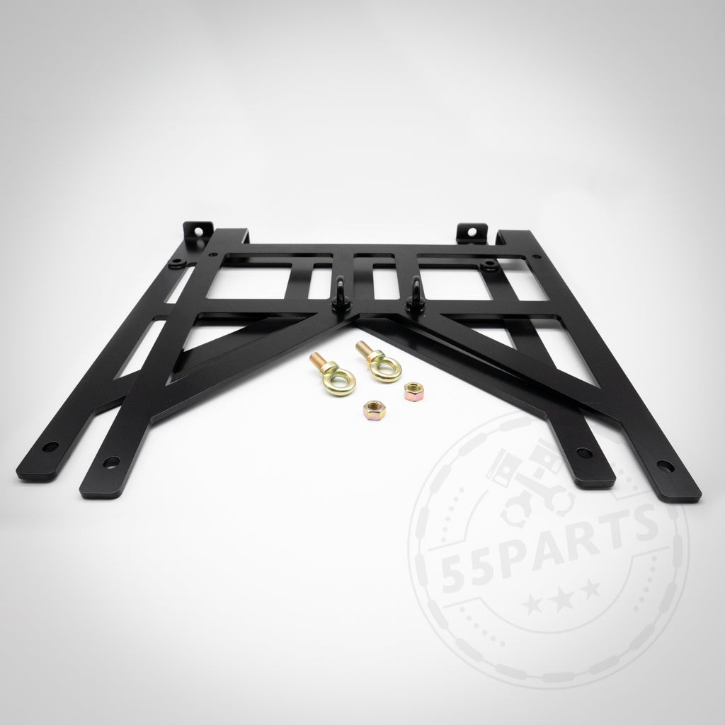 Exklusiver 55Partsr Gurtadapter für 6 Punkt Gurte aus schwarzem Metall, Renngurte passend für BMW E- und F-Serie, mit Schrauben und Unterlegscheiben, dargestellt auf weißem Hintergrund.