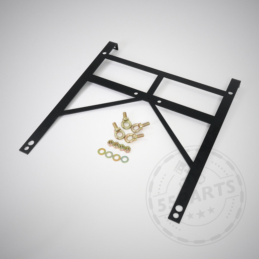 Schwarze Metallhalterung mit Schrauben, Unterlegscheiben und Bolzen auf weißer Oberfläche – ideal zur Befestigung von 6-Punkt-Gurten mit dem 55Parts Exclusive Gurtadapter, Renngurte passend für Toyota GR Yaris.